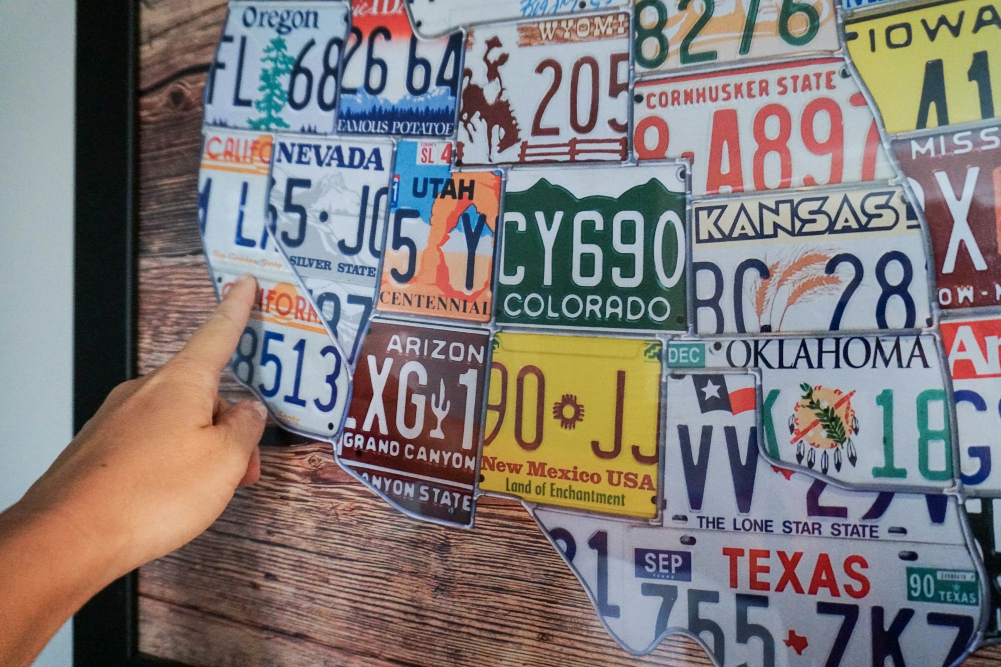 Finger pointing at the toad map of USA on the wall